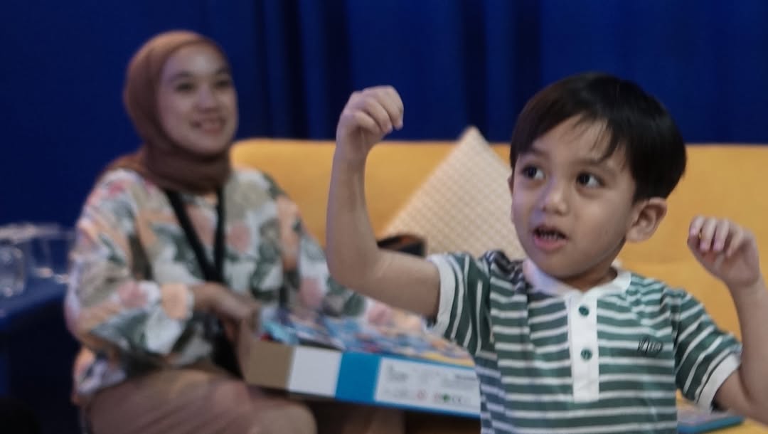 Anak tersenyum setelah khitan di Galaxy Khitan