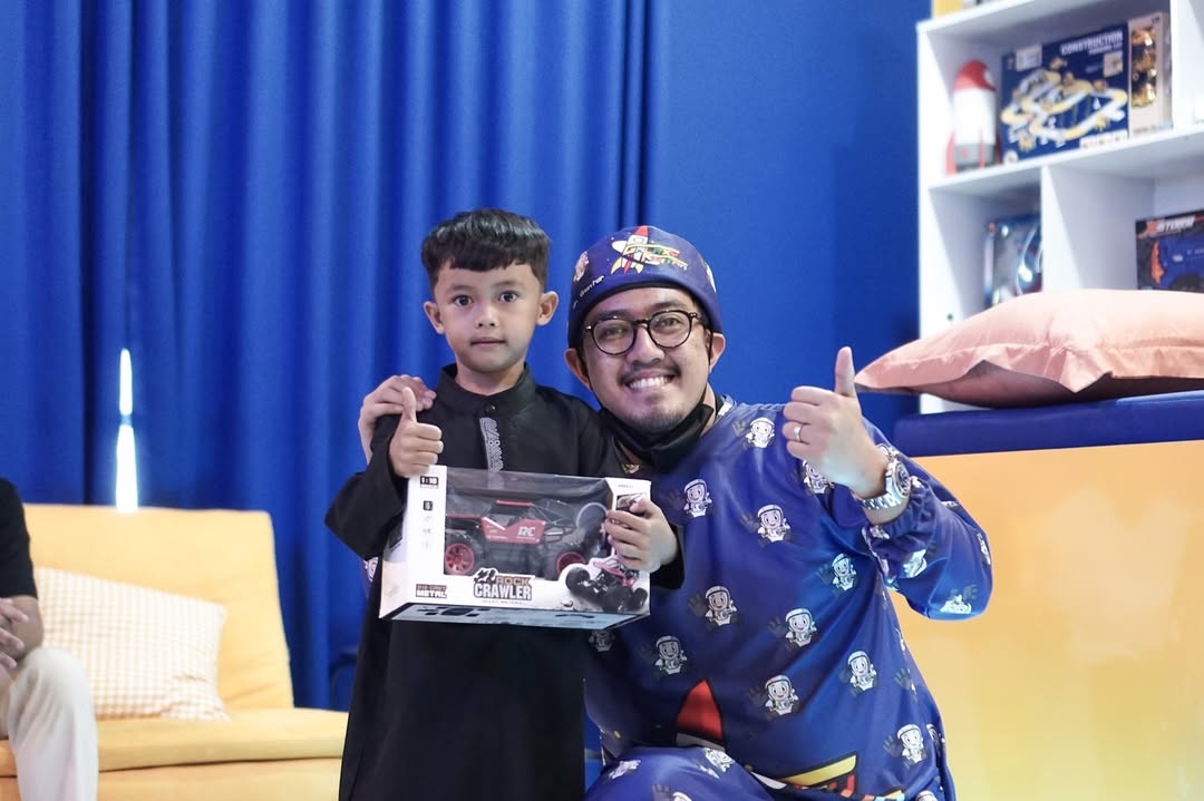 Dokter dan anak di klinik Galaxy Khitan